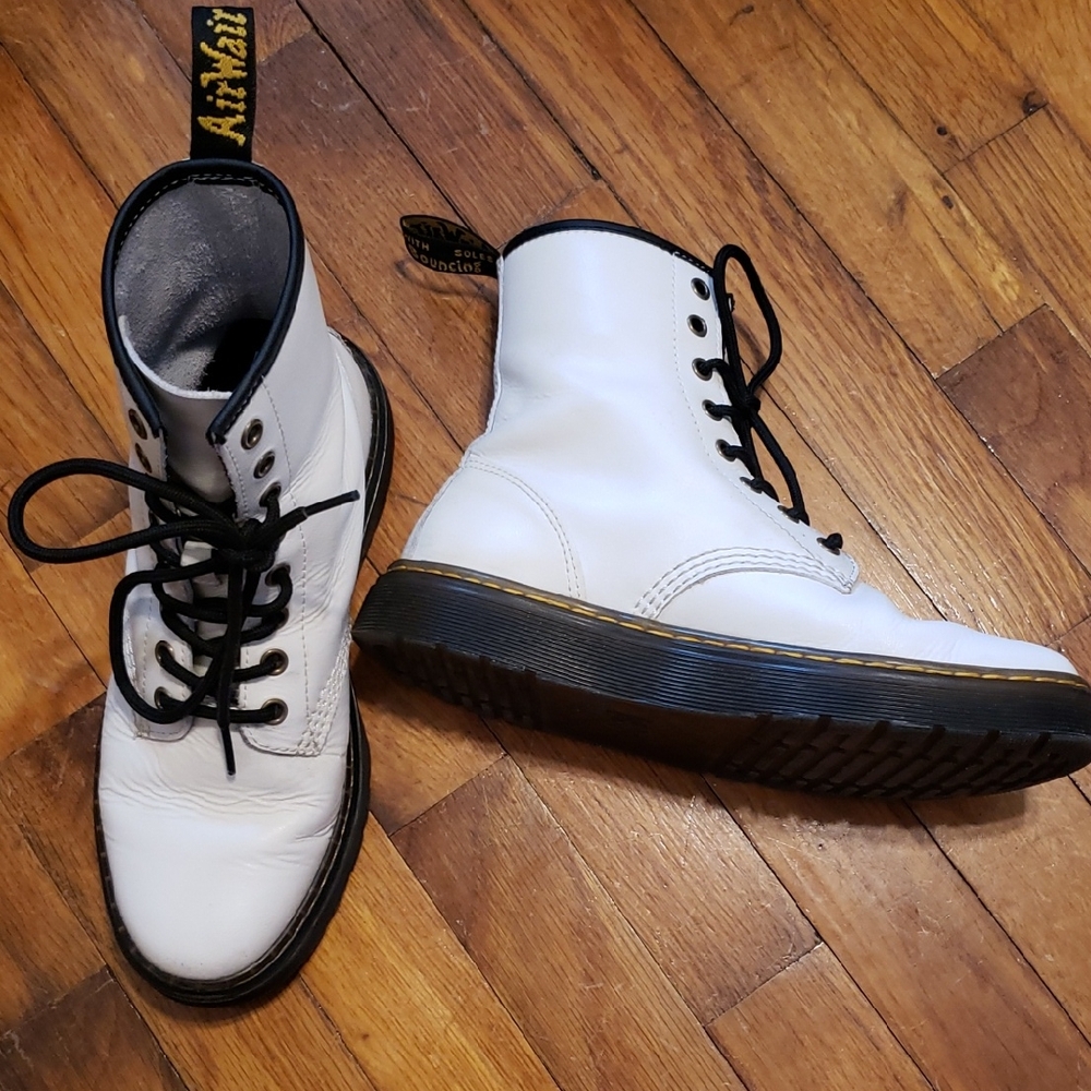 Dr Martens W7 White Zavala